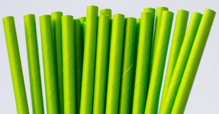 Dlaczego powinieneś zastąpić słomki plastikowe tymi papierowymi? Dlaczego powinieneś zastąpić słomki plastikowe tymi papierowymi