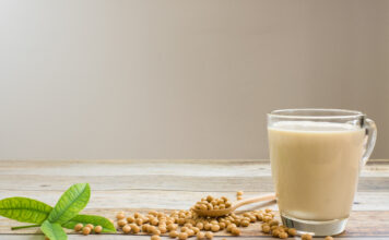 Mleko sojowe – czy jest zdrowsze od krowiego? Mleko sojowe - czym się różni?