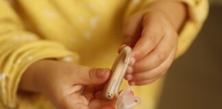 Jak wyczyścić aparat słuchowy z woskowiny?