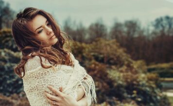 Jak wiązać szal na ramionach? Jak wiązać szal na ramionach?