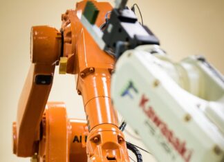Roboty AutoStore a konflikt priorytetów – co dzieje się, gdy kilka pilnych zamówień trafia do systemu jednocześnie? roboty autostore
