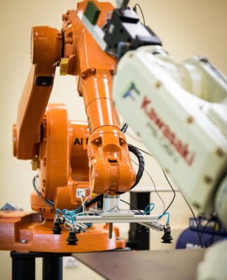 Roboty AutoStore a konflikt priorytetów – co dzieje się, gdy kilka pilnych zamówień trafia do systemu jednocześnie? roboty autostore
