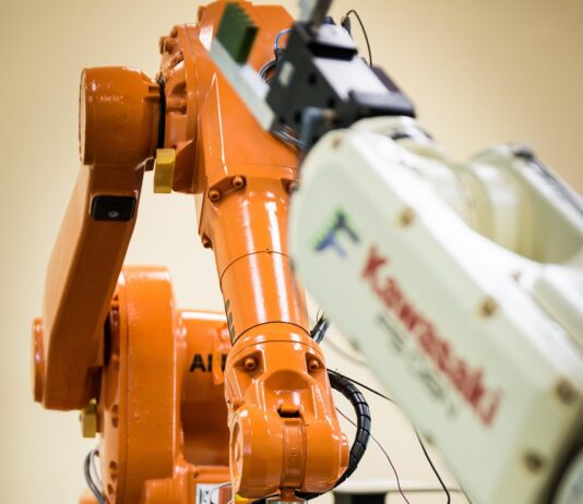 Roboty AutoStore a konflikt priorytetów – co dzieje się, gdy kilka pilnych zamówień trafia do systemu jednocześnie? roboty autostore